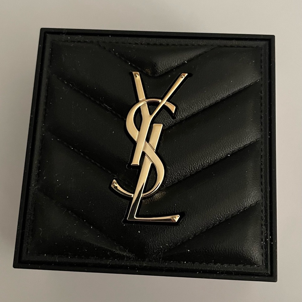 Yves Saint Laurent All Hours Hyper Blur Soft-Focus Loose Powder in “04-Lavender” - Picture 2 of 4